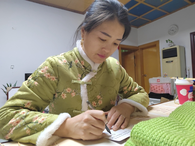 图片默认标题_fororder_“爱心妈妈”把满满的祝福写入卡片 摄影 贾俊杰