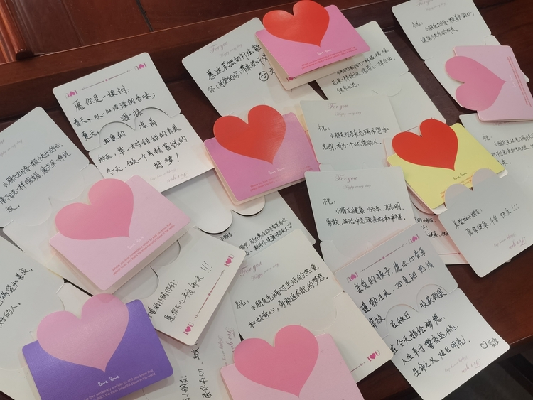 图片默认标题_fororder_一个个暖心的文字写入卡片，饱含妈妈们满满的祝福 摄影 贾俊杰