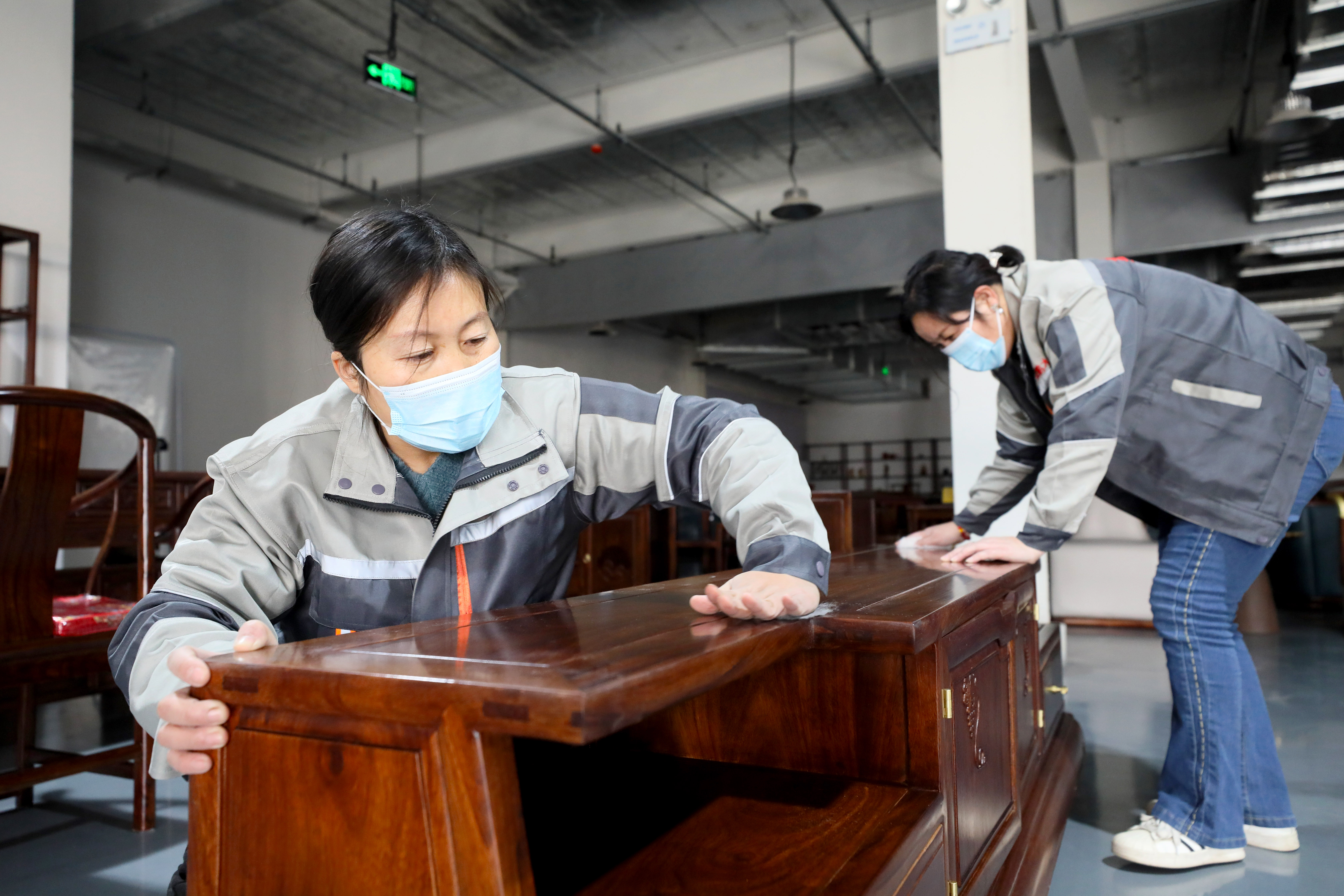 河北隆尧：红木家具带动家具产业“红红火火”_fororder_7.JPG