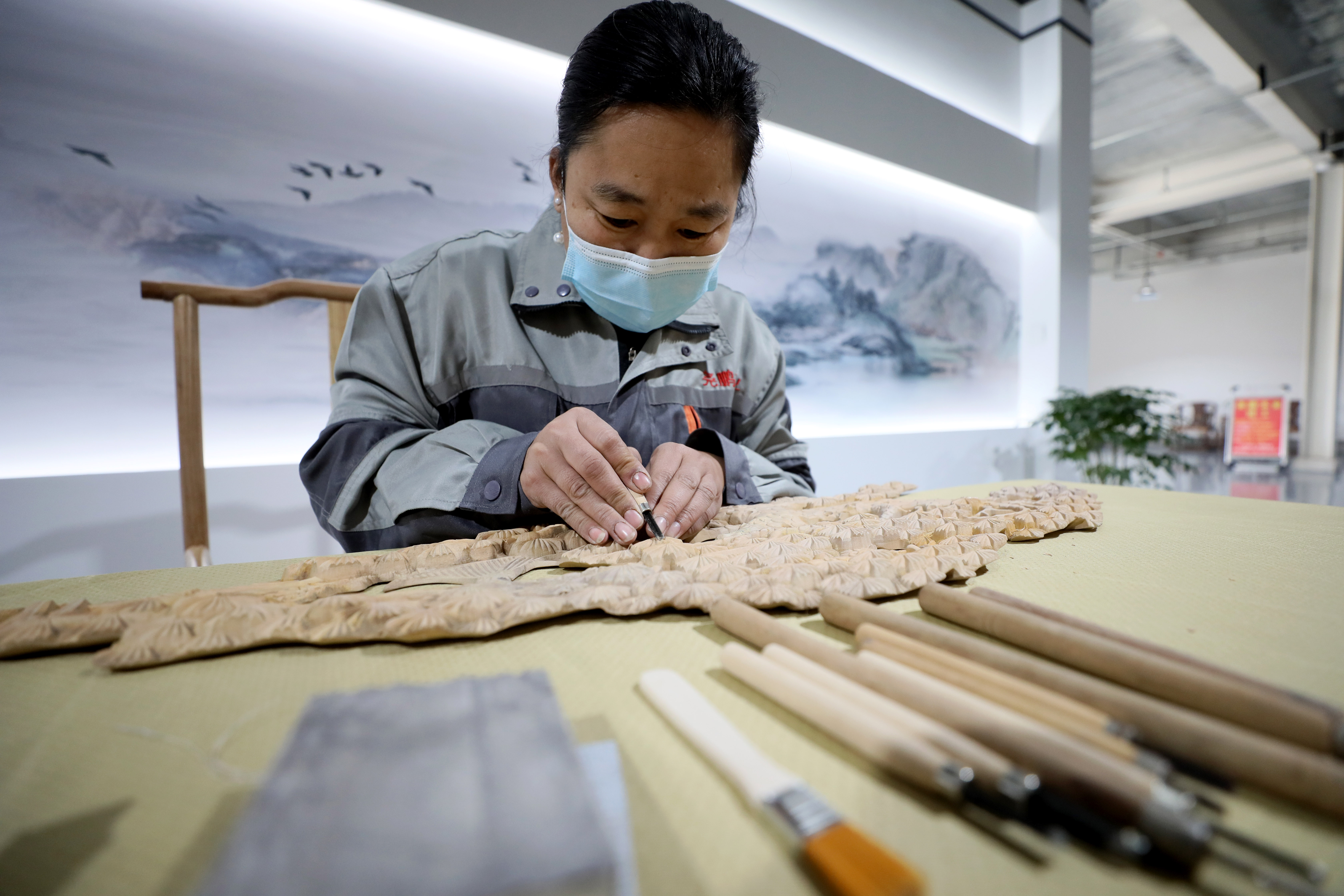 河北隆尧：红木家具带动家具产业“红红火火”_fororder_11.JPG