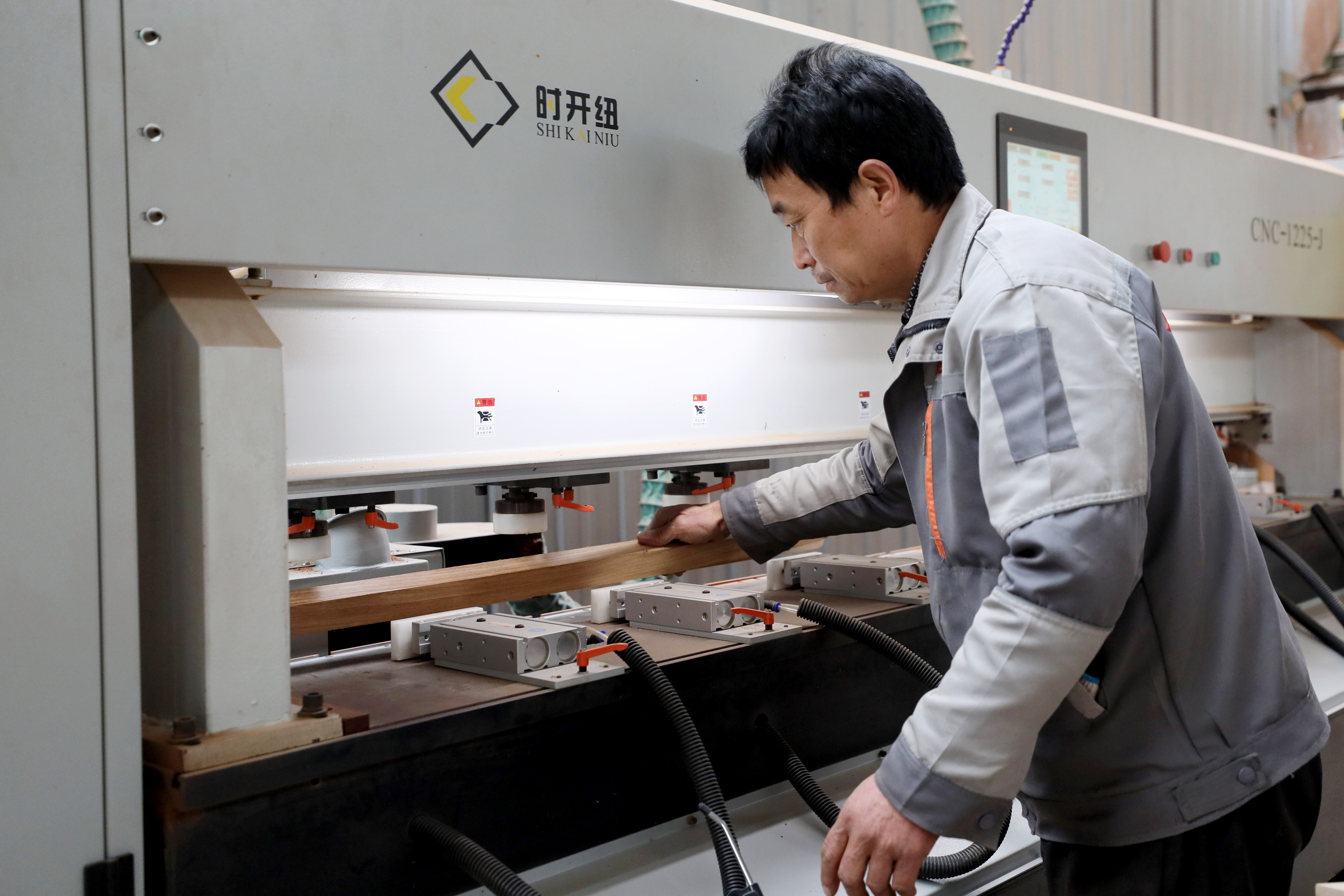 河北隆尧：红木家具带动家具产业“红红火火”_fororder_12.JPG