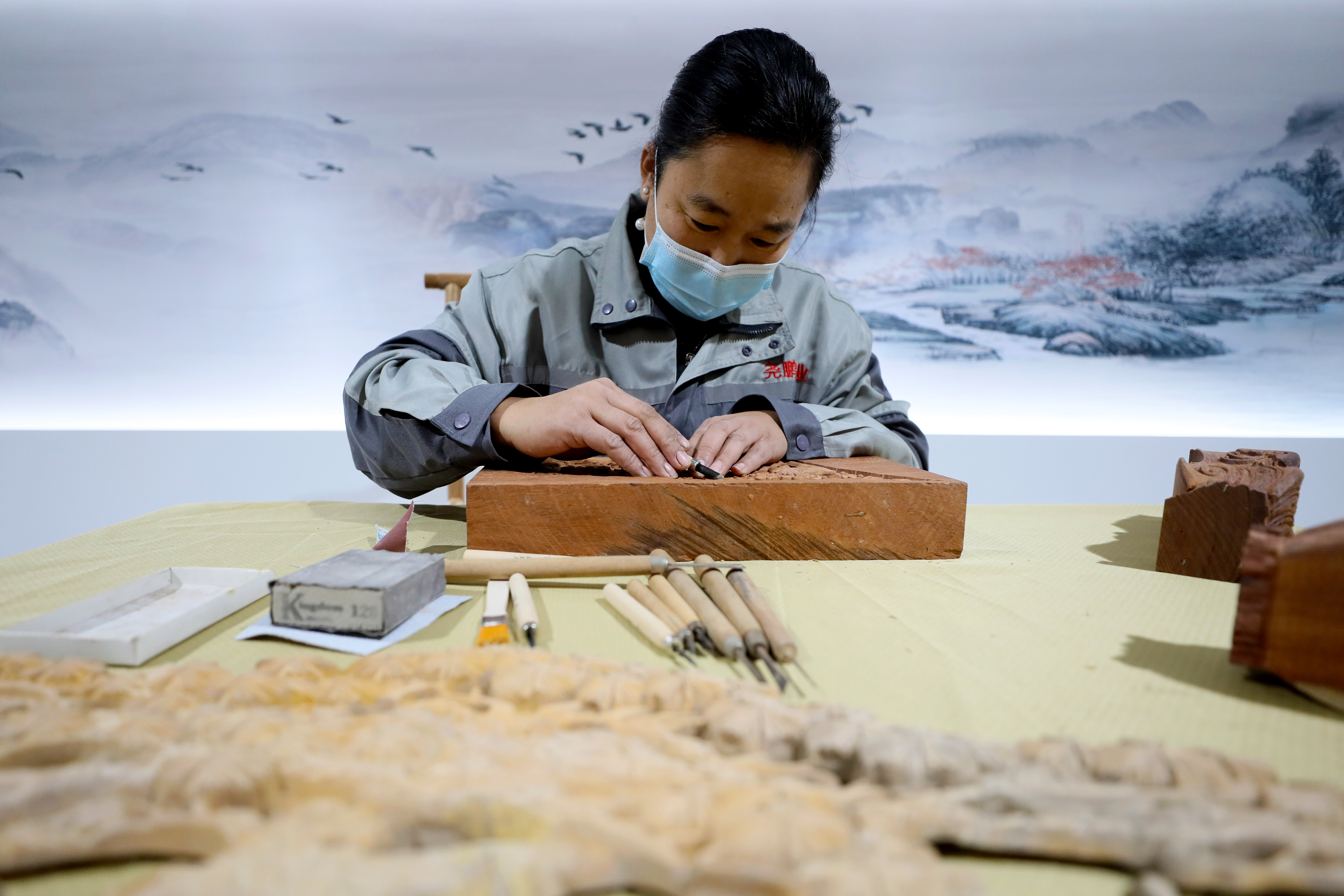 河北隆尧：红木家具带动家具产业“红红火火”_fororder_2.JPG