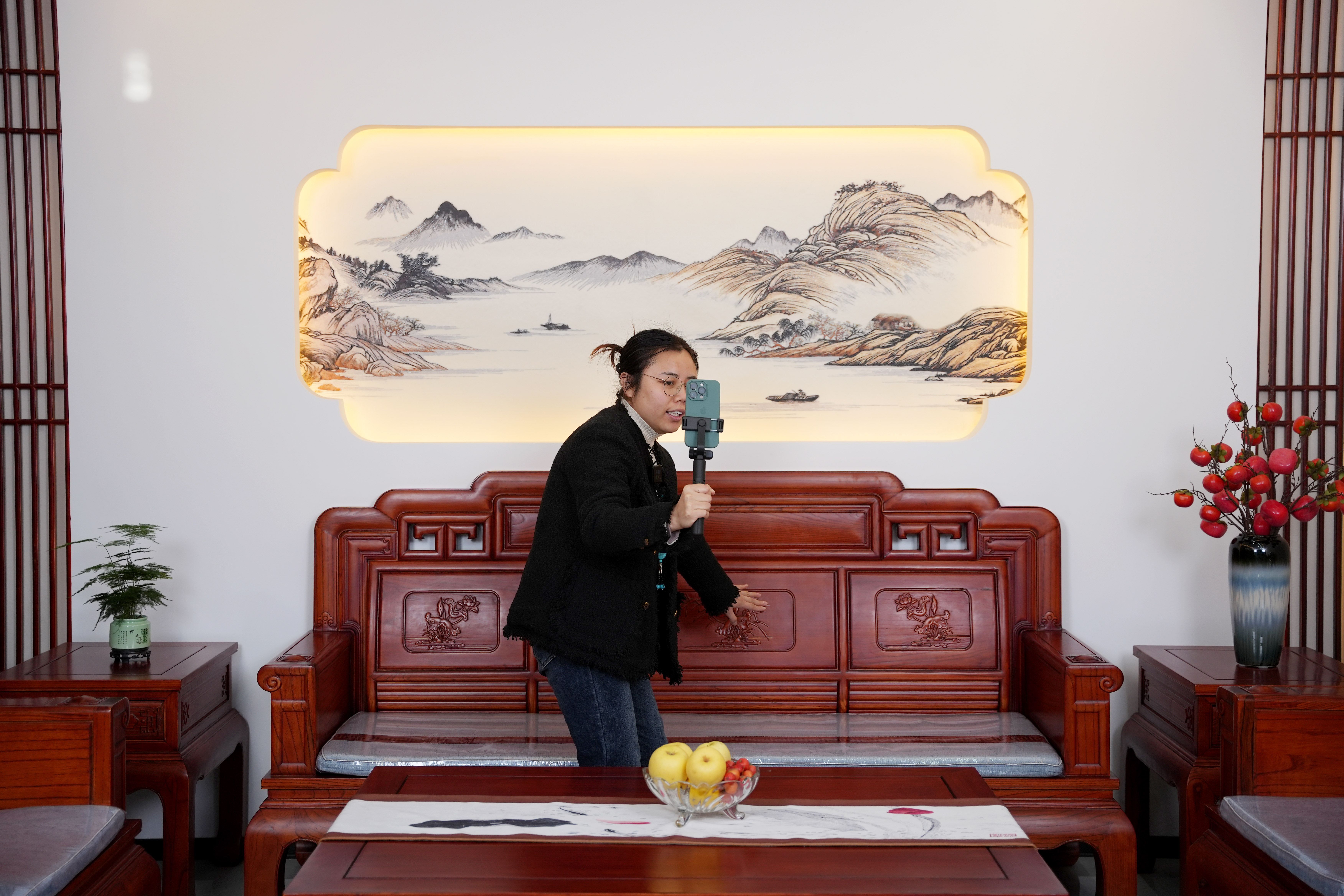 河北隆尧：红木家具带动家具产业“红红火火”_fororder_9.JPG