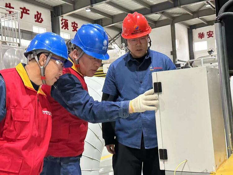 国网陕西电力：御雪抗寒潮 温暖送万家_fororder_国网陕西电力员工对供暖企业用电设施进行检查