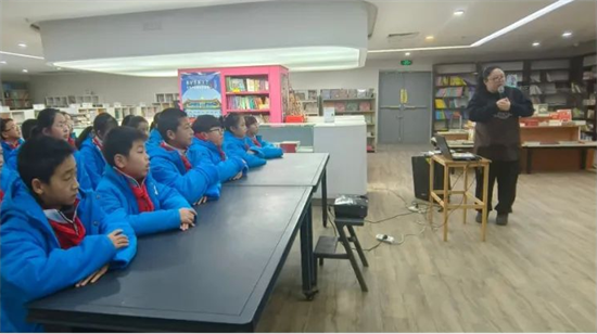 沈阳市昆山四校开展学生走进图书城实践活动_fororder_图片11