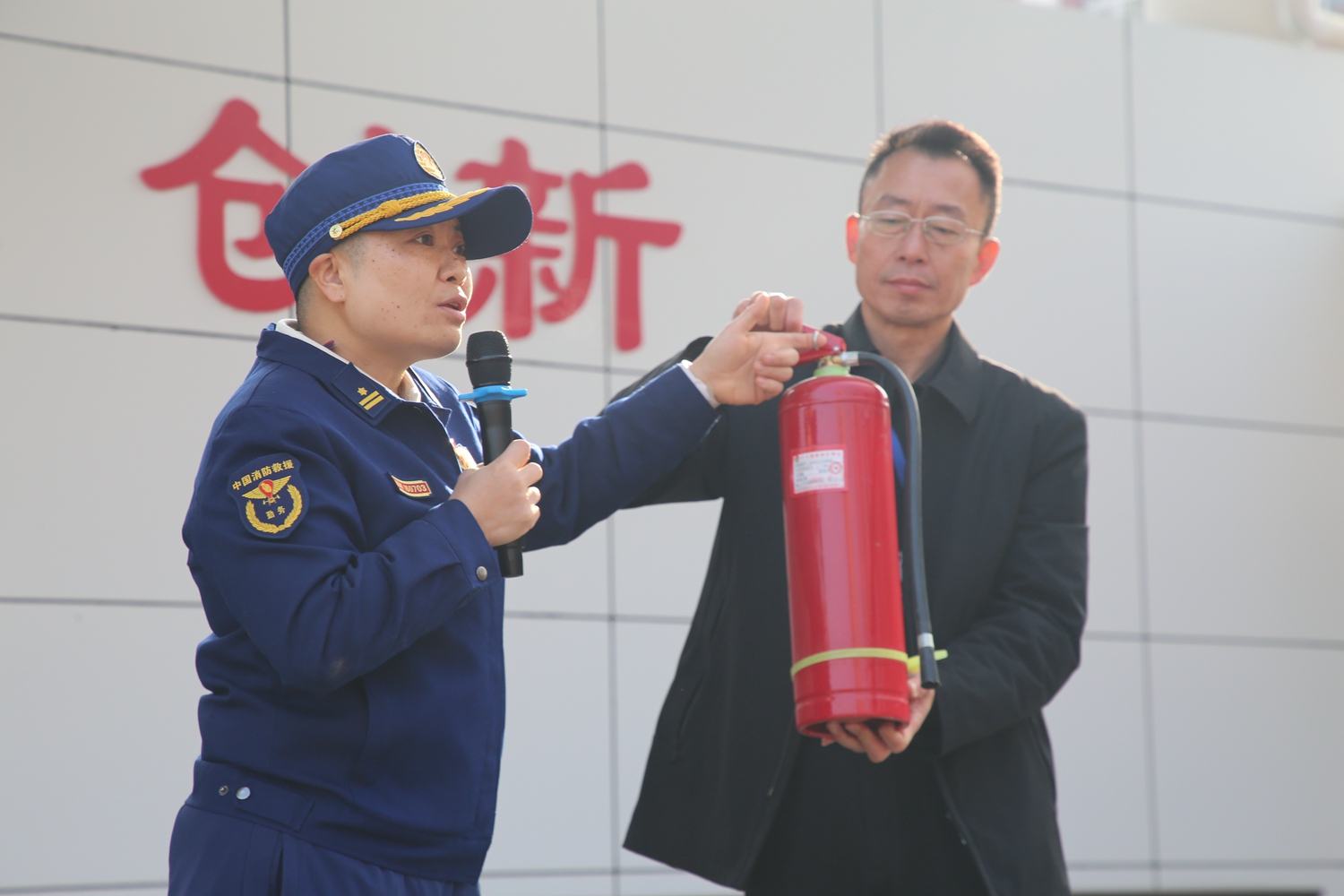 保定市满城区开展“双争”有我 冬季消防安全疏散演练实训活动_fororder_满城区消防大队工作人员讲解灭火器使用方法 摄影 连国