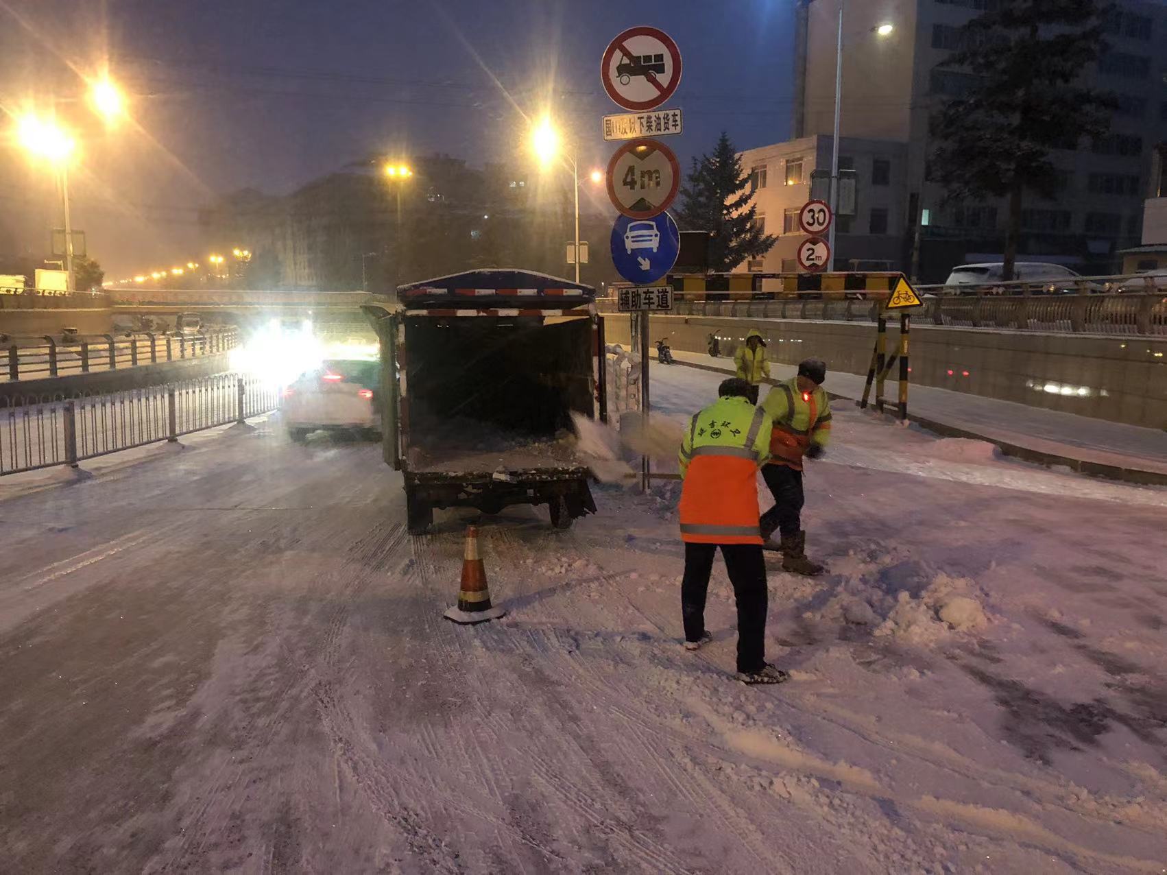 延吉城管、环卫以雪为令确保市民安全出行