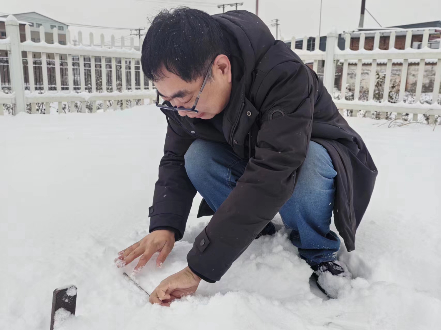 图片默认标题_fororder_满城区气象局对观测场所有设备进行检查维护 摄影 韩艳君