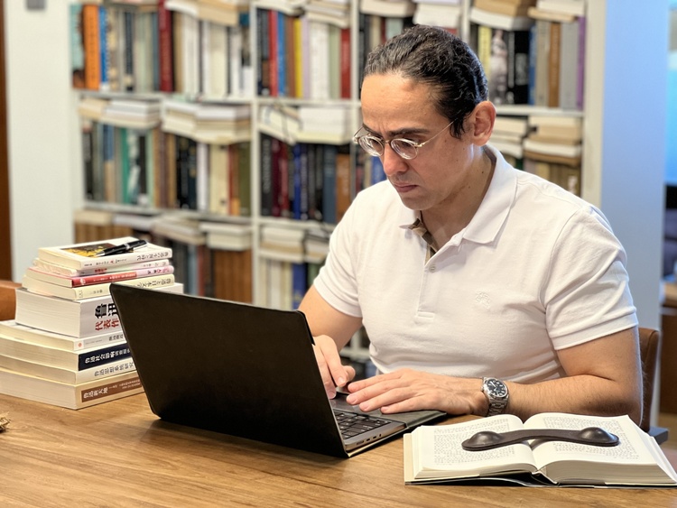 资讯有故事丨巴西汉学家乔治·西内迪诺：在澳门架起葡语国家和中国文化交流的桥梁