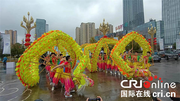 奔赴哈尔滨 重庆铜梁龙跨越万里上演“冰火非遗之旅”_fororder_图片2