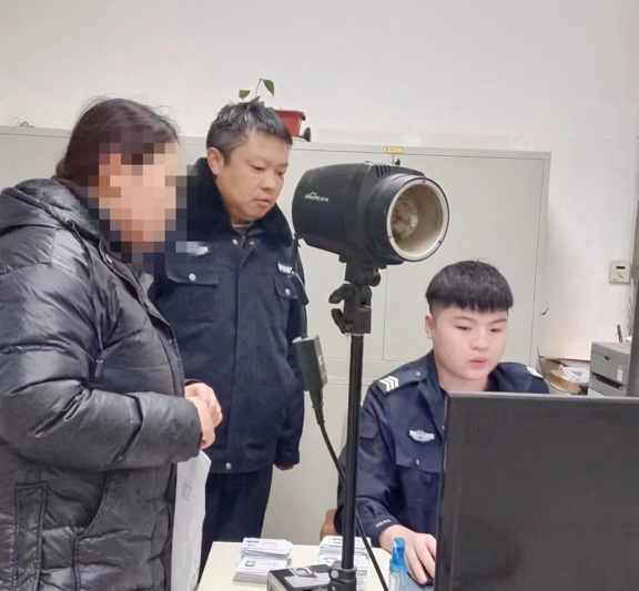 民警3分钟办证 为其解忧_fororder_图片1