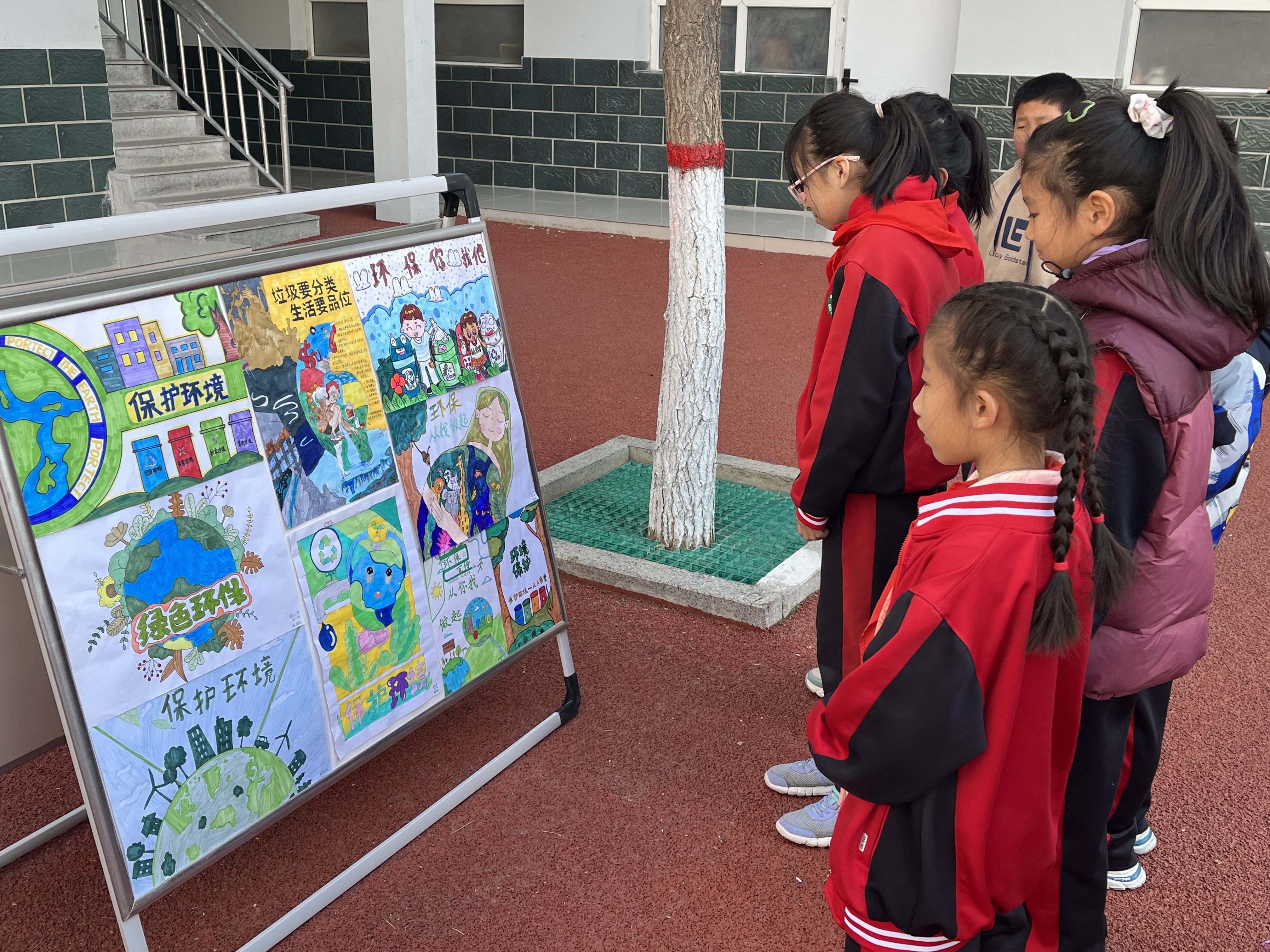图片默认标题_fororder_图为涞水县南关小学，学生们驻足观看“保护环境”宣传展板。徐梓钰 摄.JPG