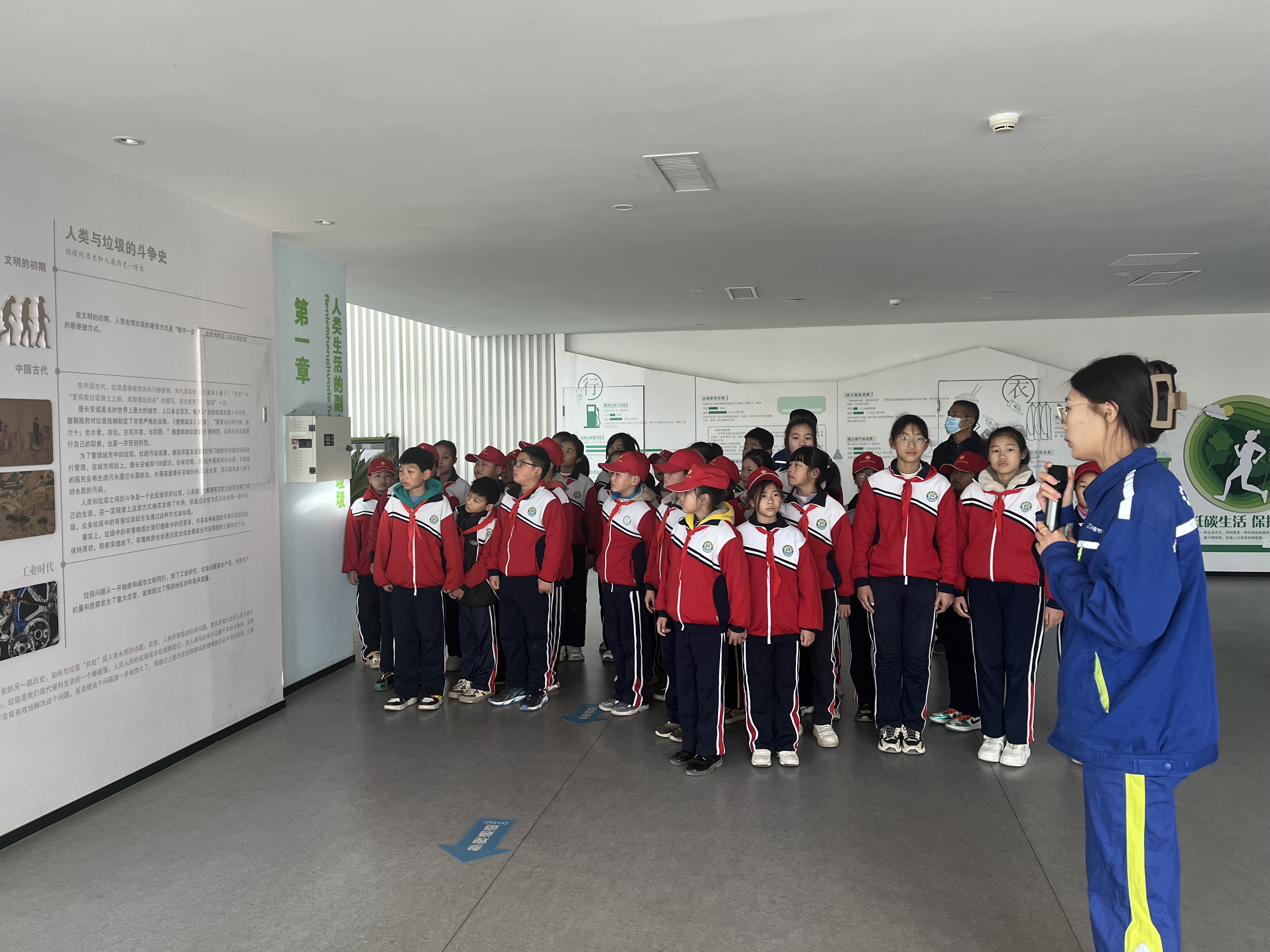 图片默认标题_fororder_图为中节能环保能源有限公司，涞水县胡家庄小学师生正在参观环保展厅。徐梓钰 摄.JPG