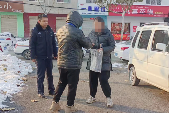 民警3分钟办证 为其解忧_fororder_图片2