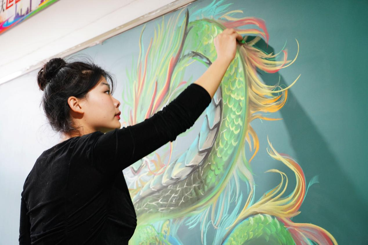 沧州经济开发区美术老师蔡馨慧 精美粉笔画宛如“印刷体”_fororder_图片1