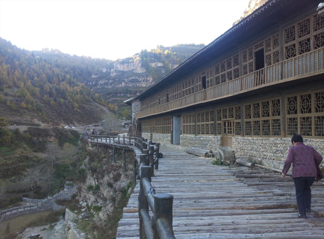 中国悬空村，远望似空中楼阁