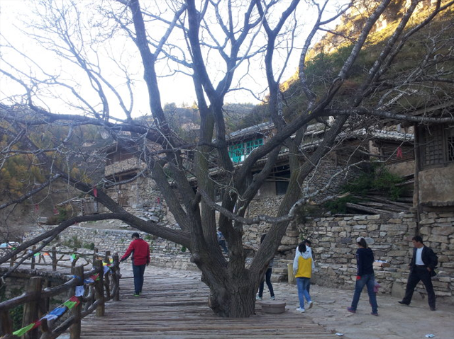 中国悬空村，远望似空中楼阁