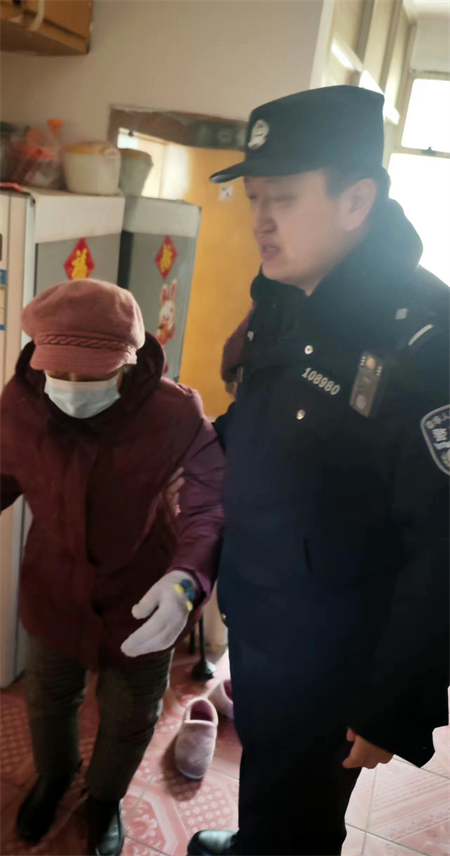 平安护航：走丢老人蜷缩街头，惠工民警暖心救助_fororder_惠工2