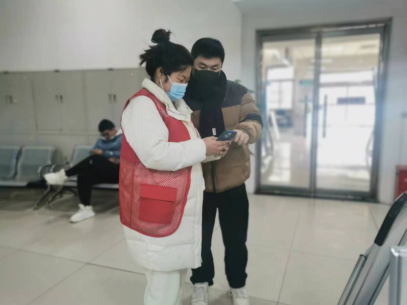 保定市满城区：大力推进“冀时办”为美好生活加速度_fororder_工作人员介绍“冀时办” 摄影 耿倩倩 (2)