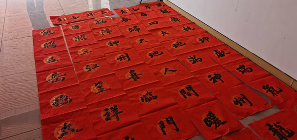【原创】洛阳市伊川县：墨香四溢迎新春 义写春联送祝福_fororder_01