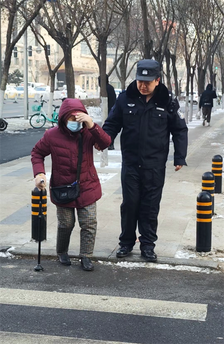 平安护航：走丢老人蜷缩街头，惠工民警暖心救助_fororder_惠工1