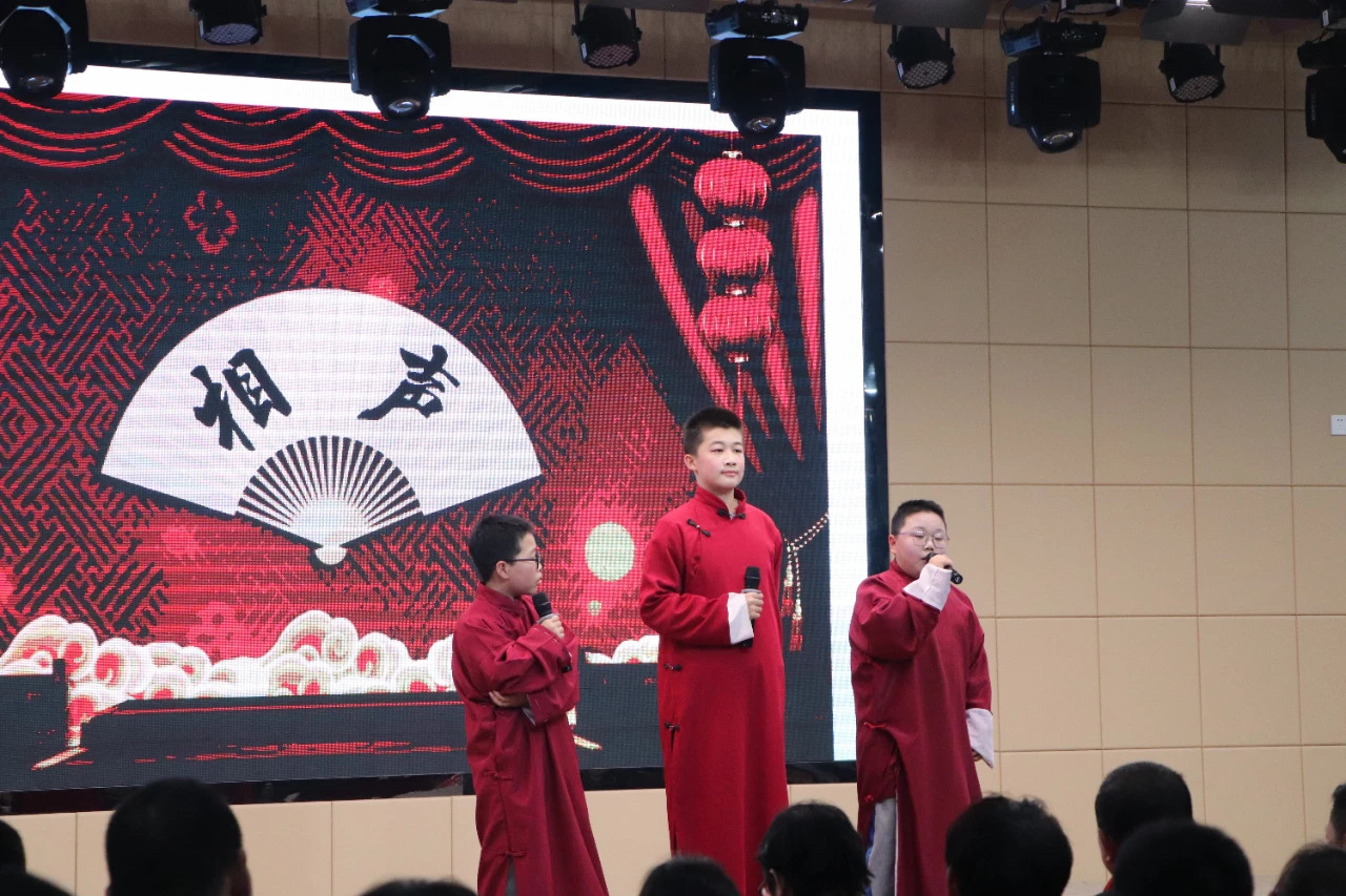 图片默认标题_fororder_图为涞水县实验中学学生表演相声。（徐梓钰 摄）