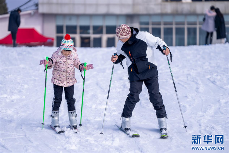 （中首）六盘水玉舍雪山滑雪场：尽享冰雪运动魅力-新华网