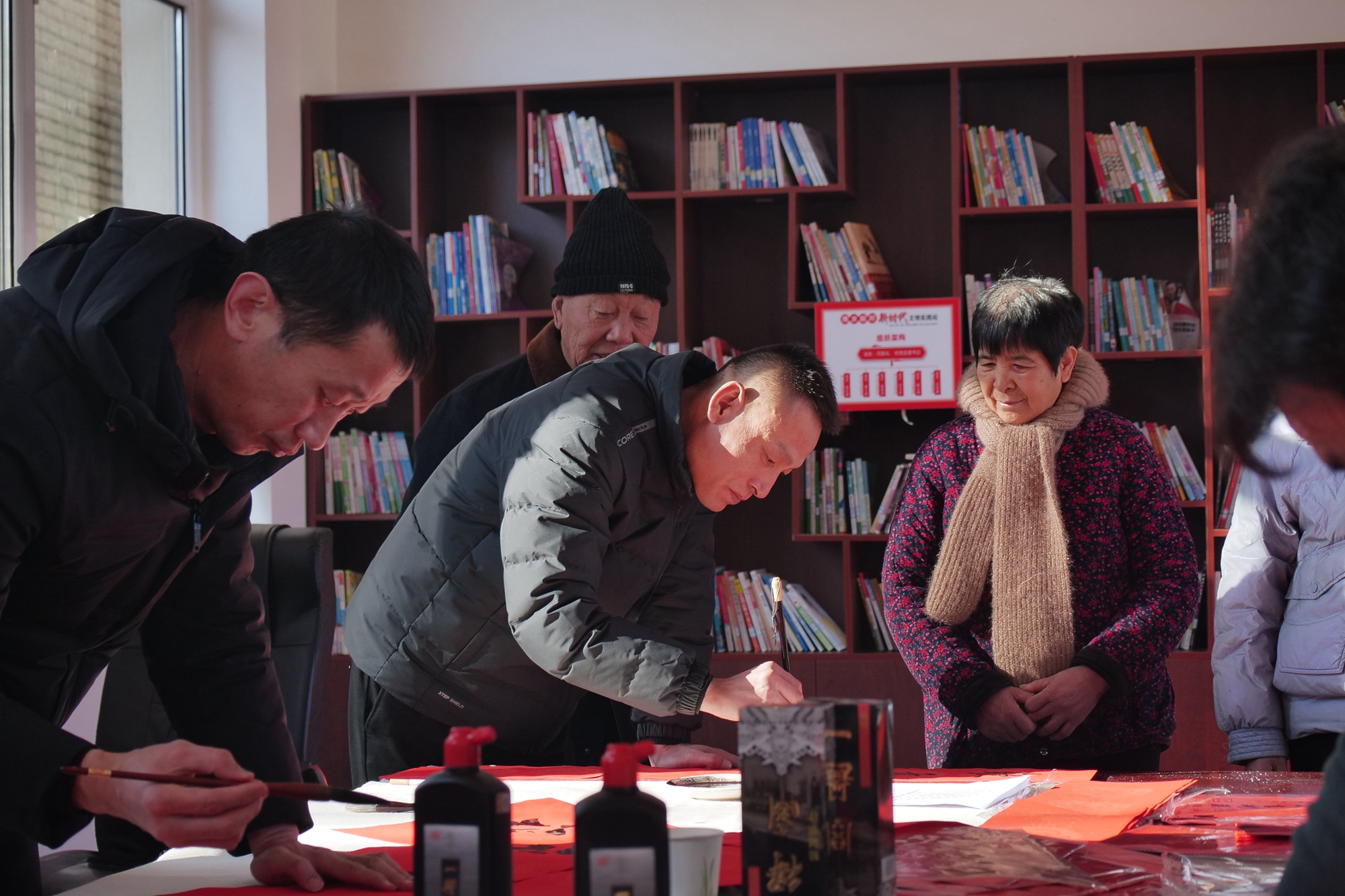 保定市满城区：挥毫送春联 墨香添年味_fororder_满城区白龙乡开展“挥毫送春联 墨香添年味”活动 摄影 边龙.JPG