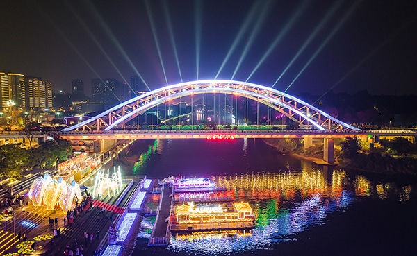 聚焦自贡两会｜自贡：大力推进“文旅兴市”战略 加快打造独具特色的世界文旅名城_fororder_3夜游釜溪现场（摄影-廖志全）