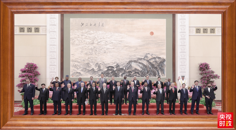 习主席书架上的照片“上新”，记录哪些动人瞬间？