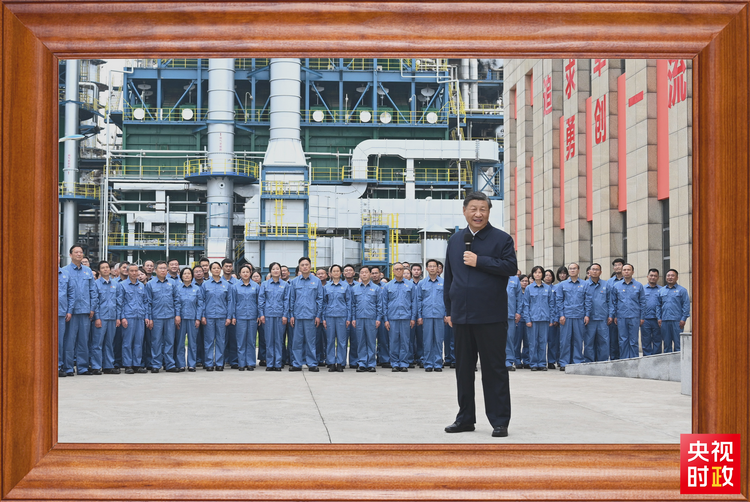 习主席书架上的照片“上新”，记录哪些动人瞬间？