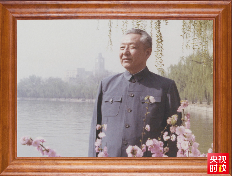 习主席书架上的照片“上新”，记录哪些动人瞬间？