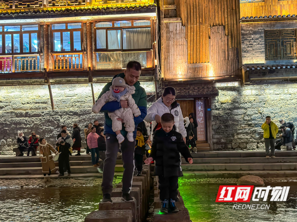 组图丨深冬时节夜游沱江 凤凰古城热度不减
