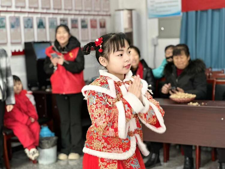 图片默认标题_fororder_滦平县举办“我们的节日·春节”——“冰糖葫芦串串香，甜甜蜜蜜迎新年”我在新时代文明实践站过大年活动 (7)