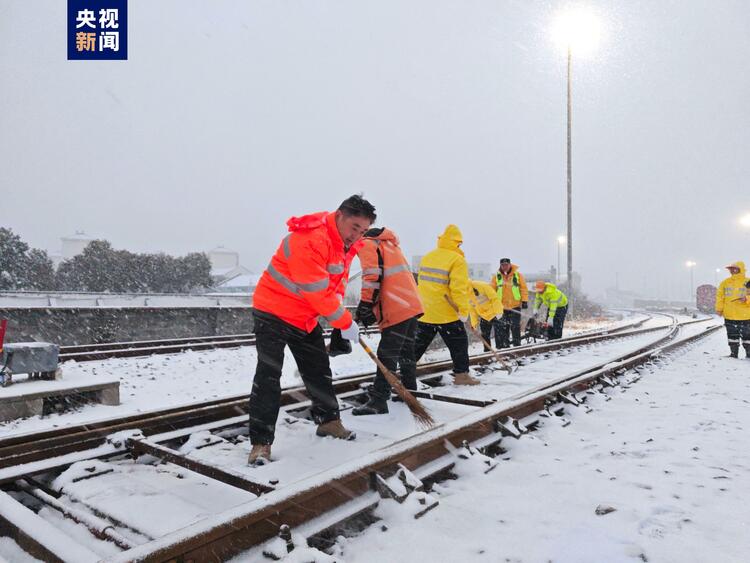 节前首波出行高峰 长三角铁路持续做好低温雨雪冰冻天气防范应对工作