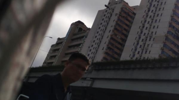 上海一路口成长途汽车站点:"黄牛"在路边拉客