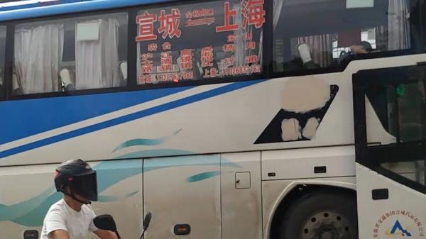 上海一路口成长途汽车站点:"黄牛"在路边拉客