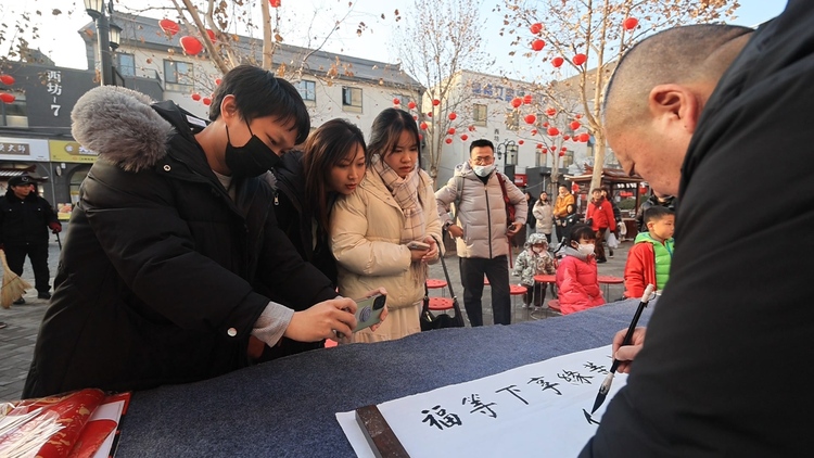 赶大集、唱大戏、扭秧歌……跟老外一起感受泉城飘向世界的“年味儿”