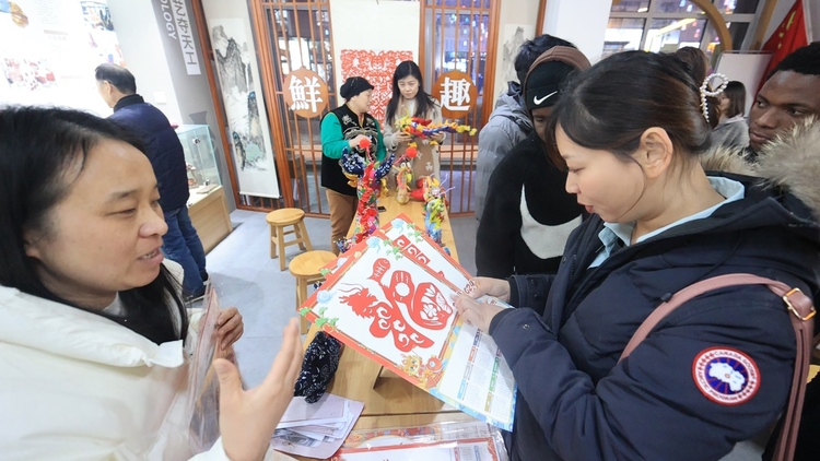 赶大集、唱大戏、扭秧歌……跟老外一起感受泉城飘向世界的“年味儿”