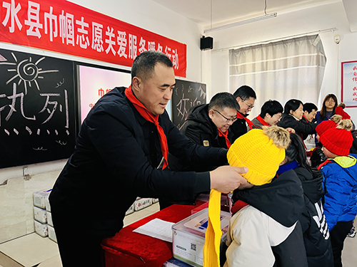 图片默认标题_fororder_图为学生们领取爱心礼包。（徐梓钰 摄）.JPG