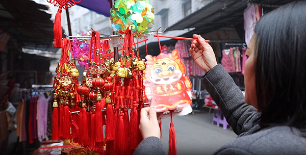 泸州合江：销售旺 年味浓_fororder_市民挑选年货准备过年