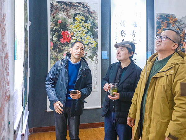 泸州：“合江书画六人行”书画展开展_fororder_四川省泸州市文联、市诗书画院主办和合江县文联、县诗书画院承办的“合江书画六人行”书画展在合江县明清文化广场开展，喜迎2024新年到来。-(6)