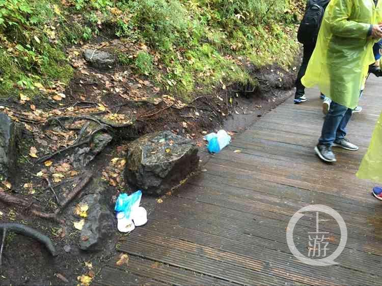 九寨沟垃圾倍增 保洁人员被骂"你就是捡垃圾的"