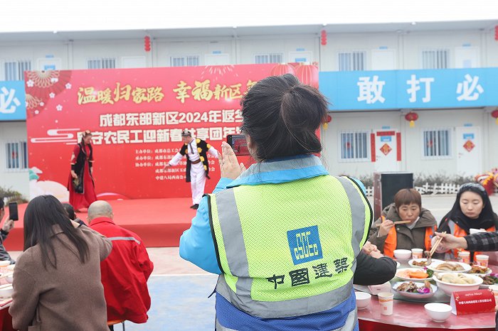 （转载）成都世园会主会场摆起坝坝宴 数百建设者温暖过年