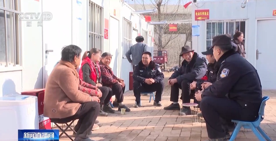 第四个中国人民警察节 致敬受灾群众的守护人