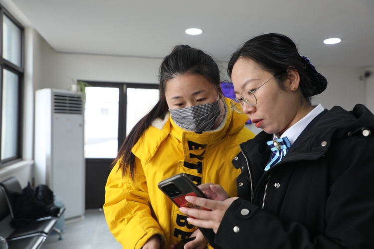 保定市满城区：进村办理社保卡 便民服务暖人心_fororder_工作人员展示社保卡使用方法 摄影 康艺潇