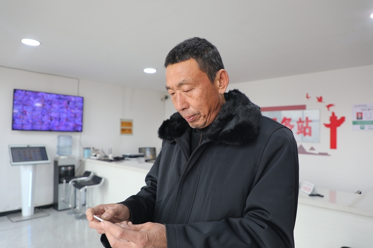 保定市满城区：进村办理社保卡 便民服务暖人心_fororder_村民领取了第三代社保卡 摄影 康艺潇