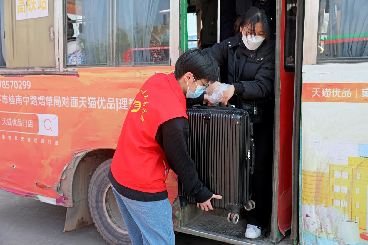 国铁南宁局重联36趟动车组列车服务学子寒假返乡_fororder_图片3