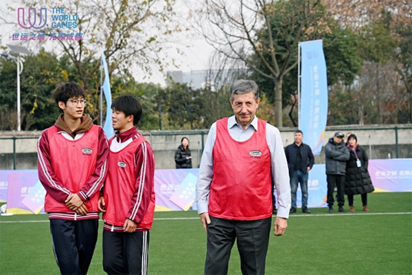 成都世运会举行首场“友谊赛” 国际世界运动会协会主席与市民“同场竞技”_fororder_未标题-3