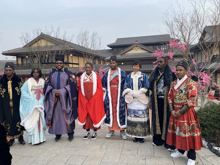 【原创】格林纳达留学生走进青岛西海岸新区阿朵花屿体验中国传统年俗_fororder_图片1